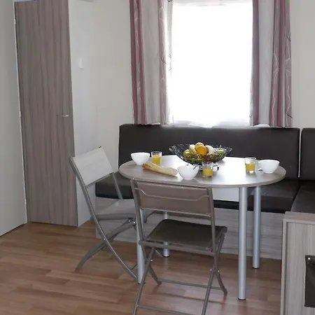Kemping Camping Les Blancs Chenes 5*
