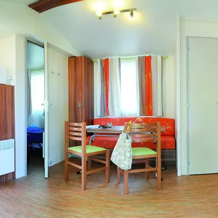 Kemping Camping Les Blancs Chenes 5*