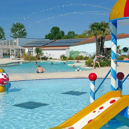 Camping Les Blancs Chenes Kemping 5*
