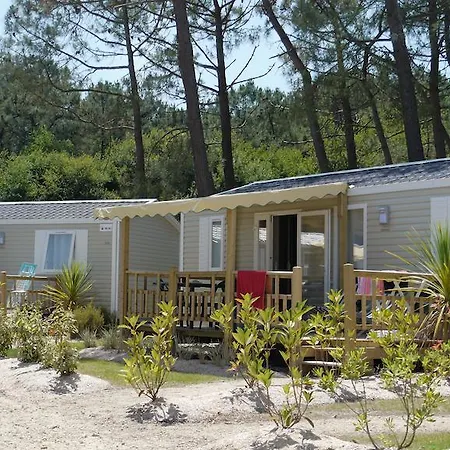 Кемпинг Camping Les Blancs Chenes Ла-Транш-сюр-Мер